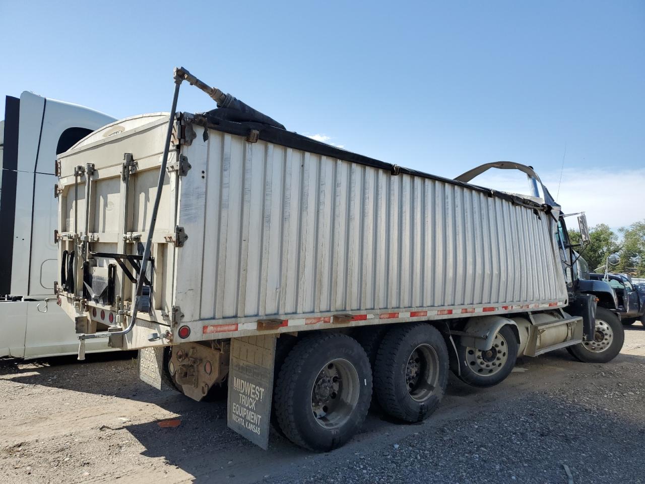 Lot #3211177647 2001 FREIGHTLINER FLD120