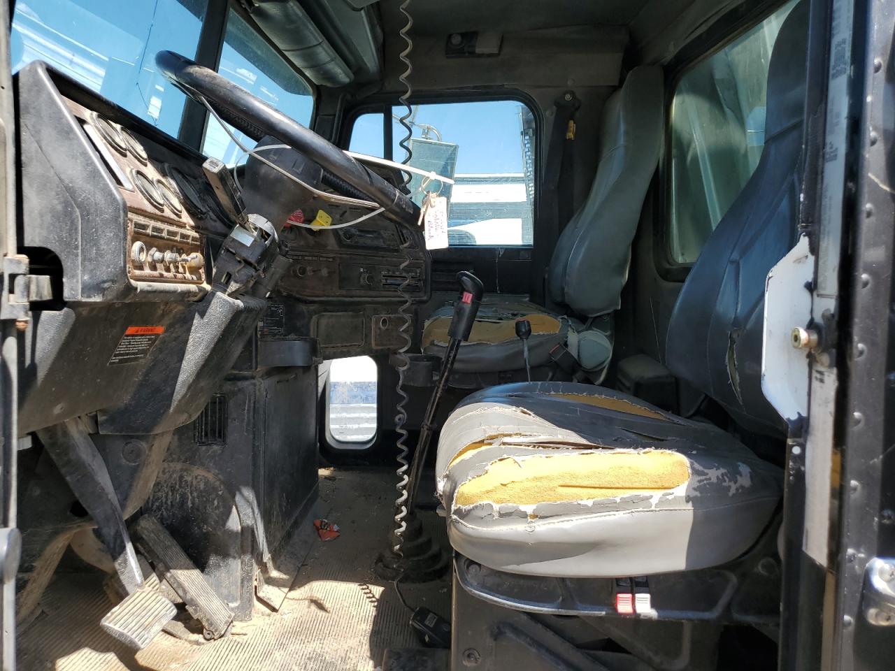 Lot #3211177647 2001 FREIGHTLINER FLD120