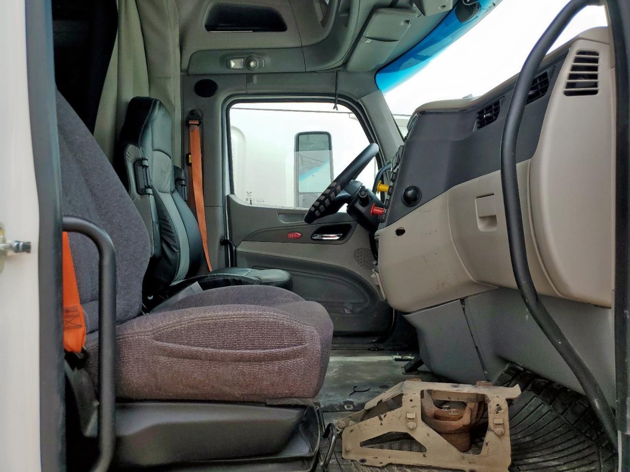 Lot #3247733221 2019 PETERBILT 579