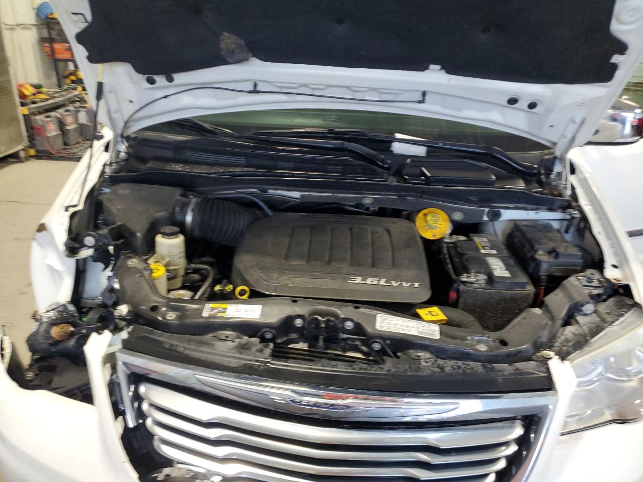 CHRYSLER TOWN & COUNTRY TOURING L