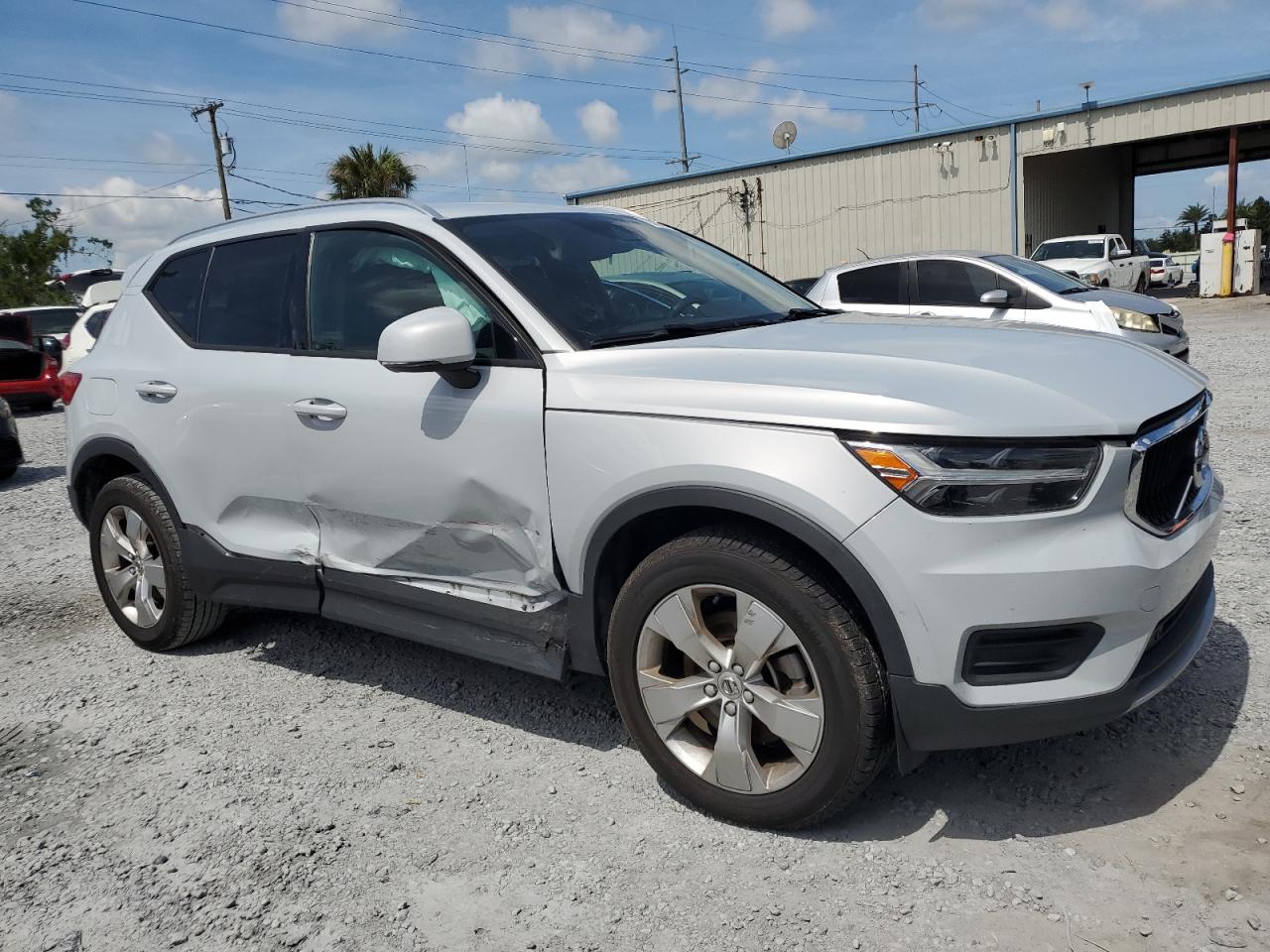 VOLVO XC40 T4 MOMENTUM