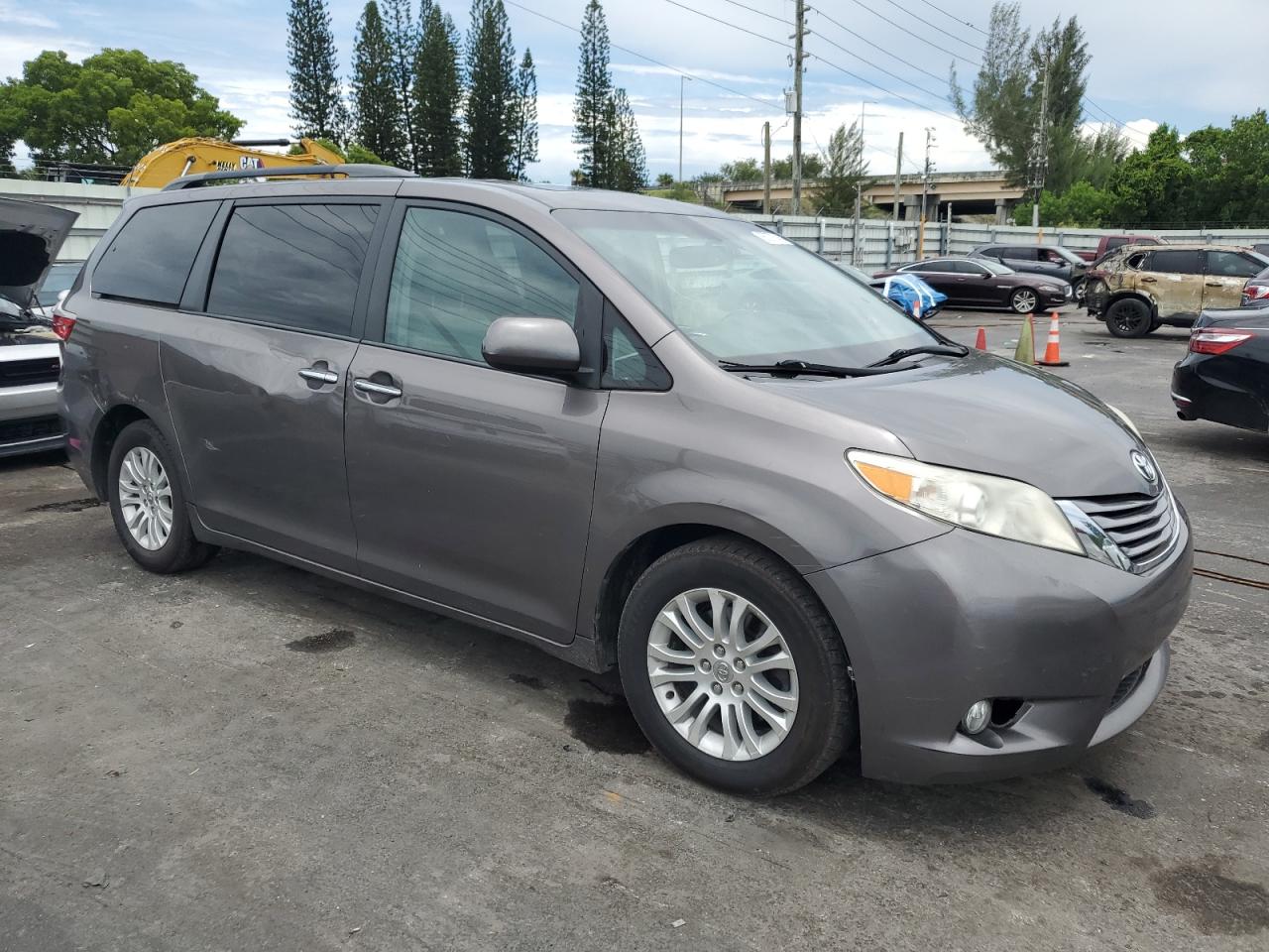 TOYOTA SIENNA XLE