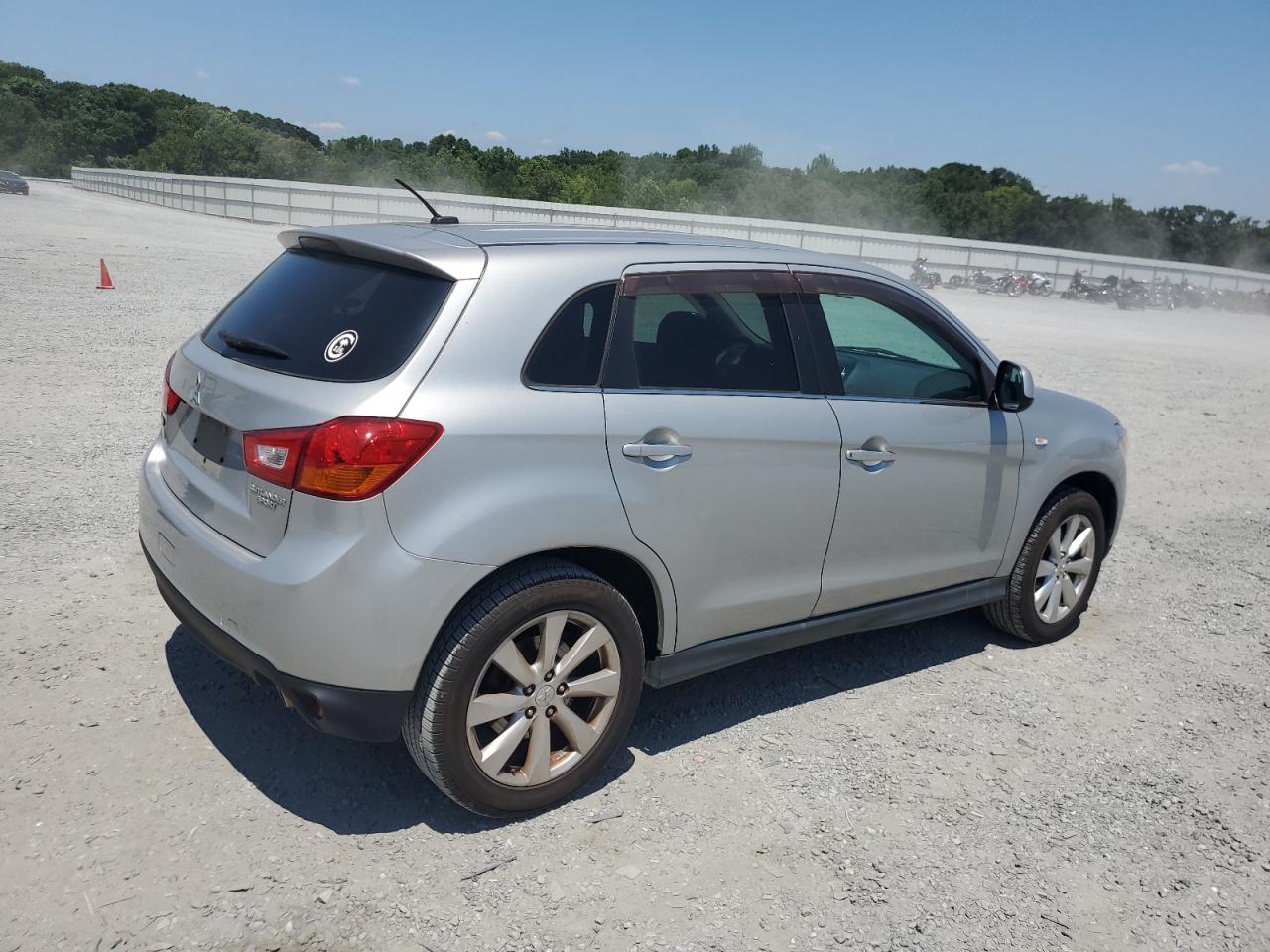 MITSUBISHI OUTLANDER SE