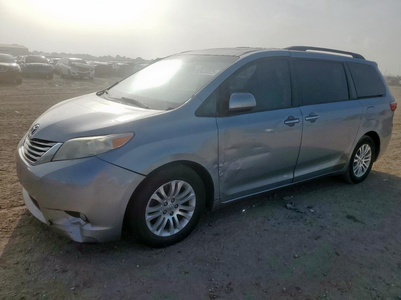 TOYOTA SIENNA XLE