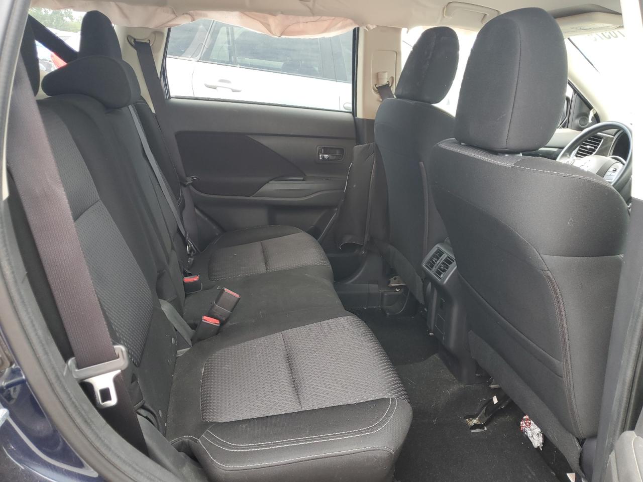 MITSUBISHI OUTLANDER SE