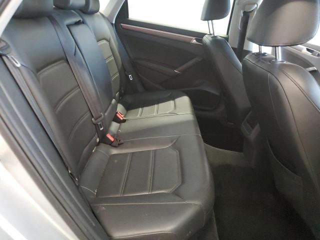 2017 VOLKSWAGEN PASSAT R-L 1VWDT7A30HC067957