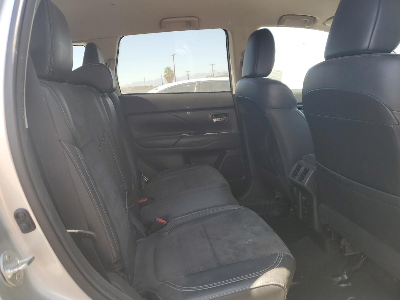 MITSUBISHI OUTLANDER SE