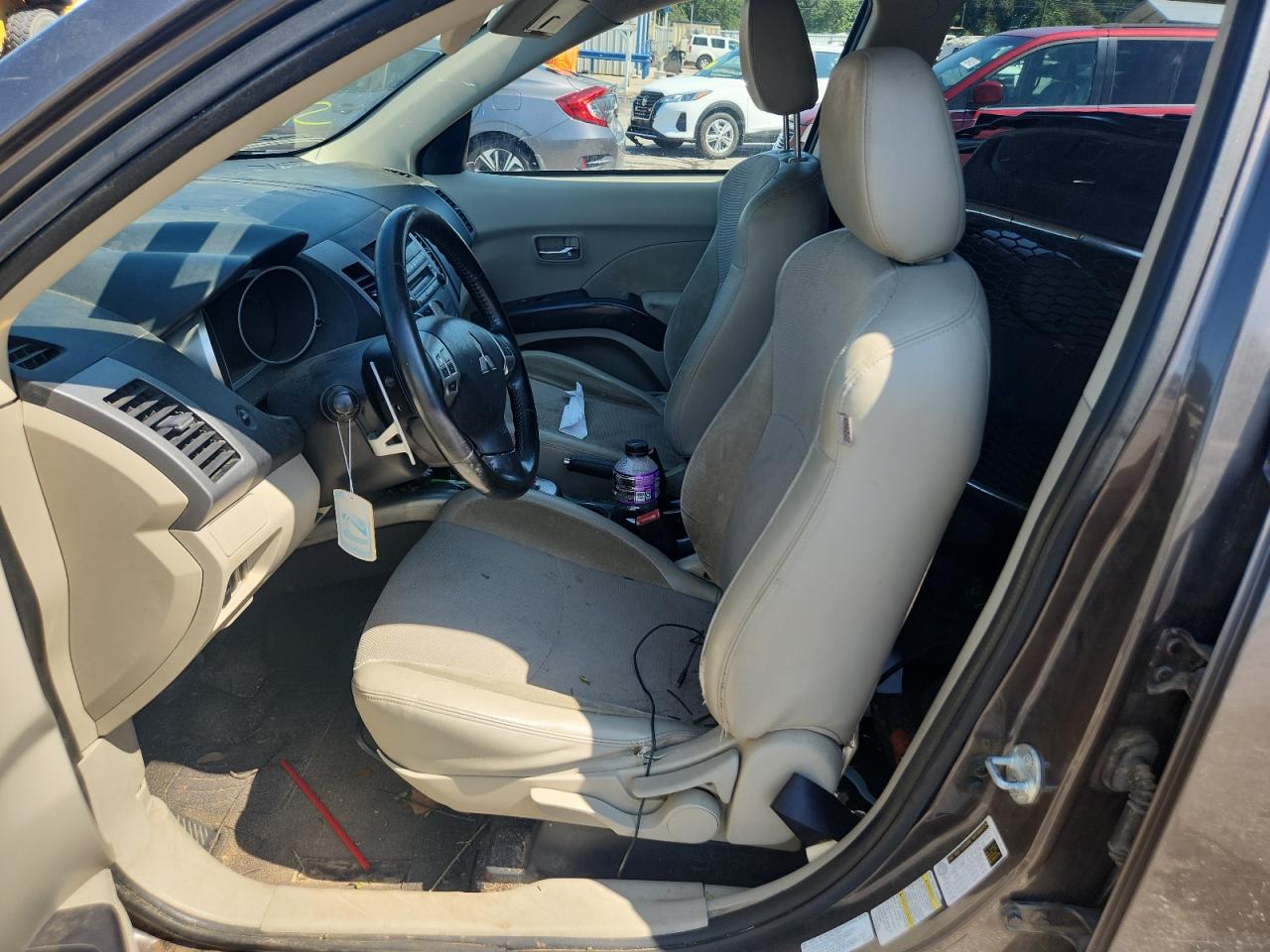 MITSUBISHI OUTLANDER SE