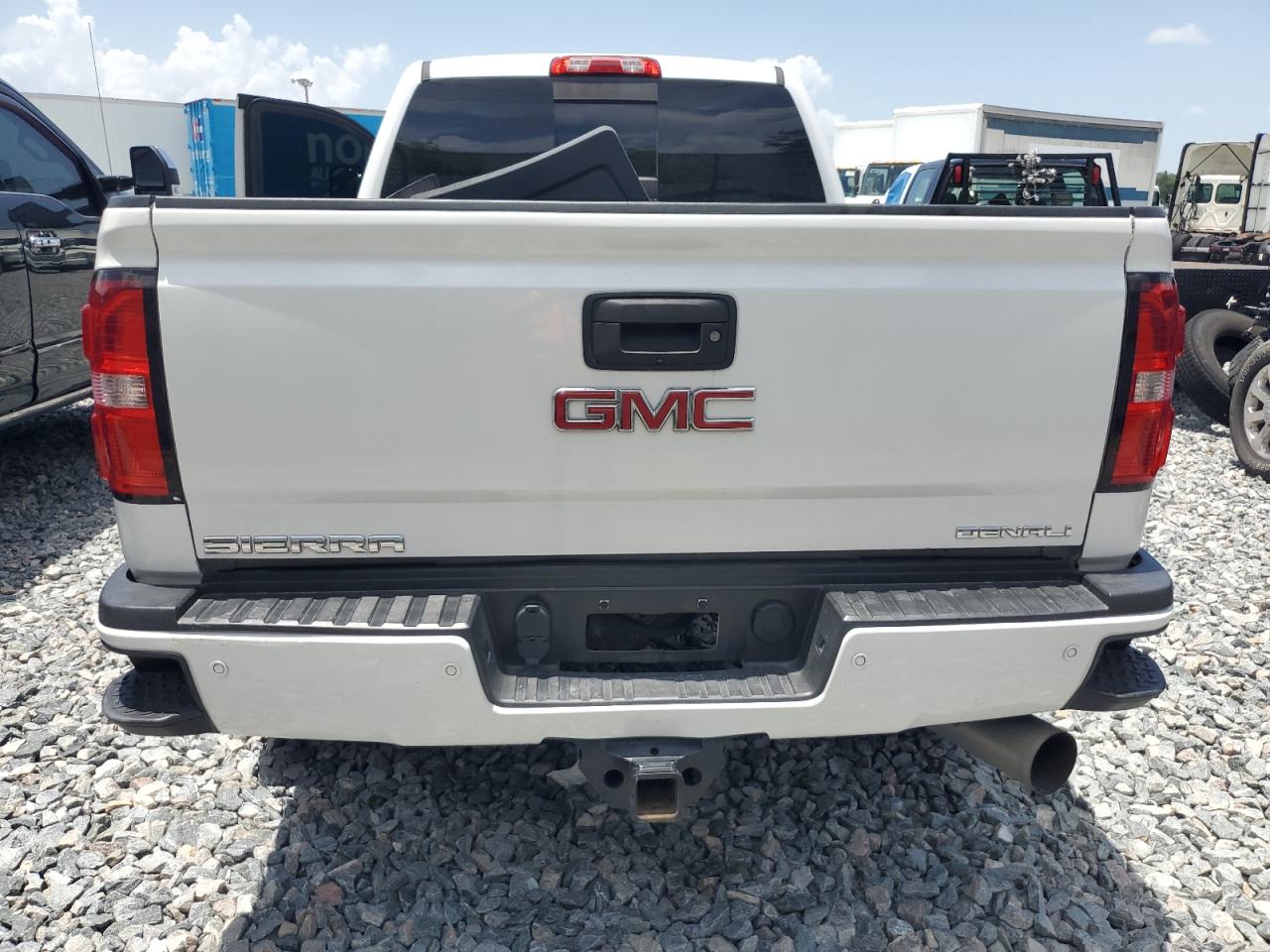 GMC SIERRA K2500 DENALI
