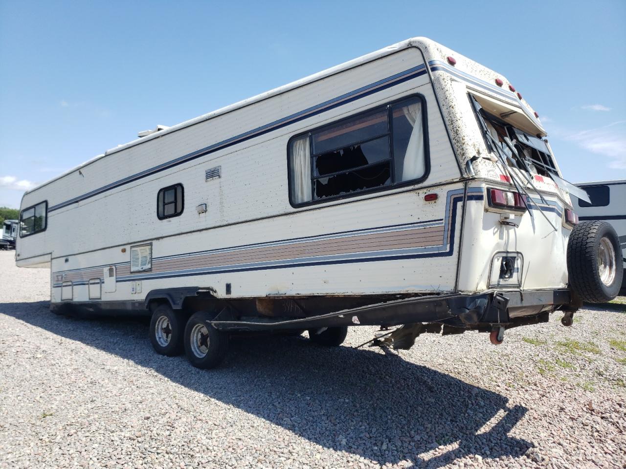 Lot #3254455139 1985 ALUM 5TH WHEEL