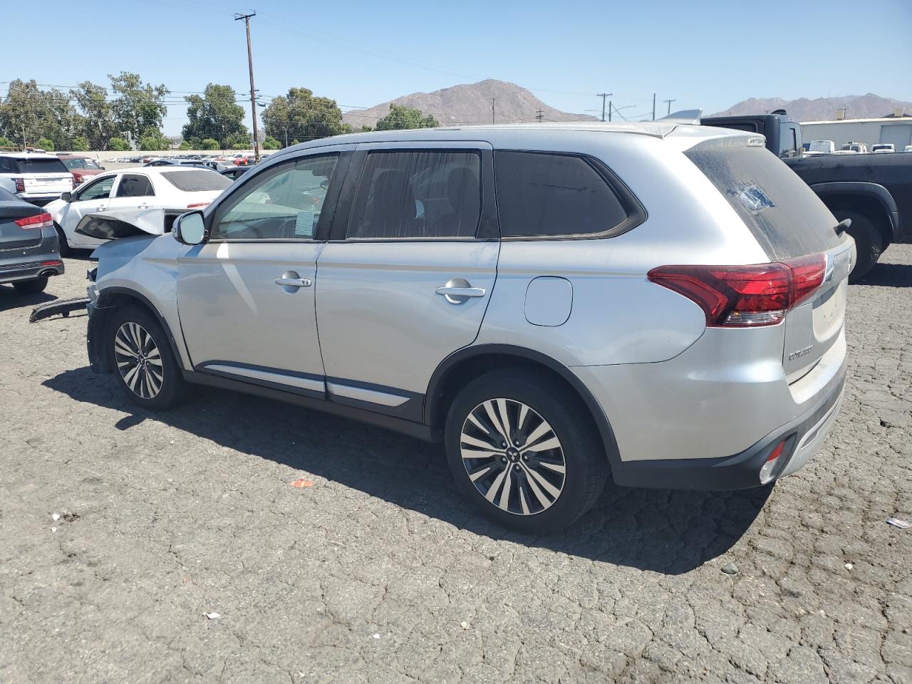 MITSUBISHI OUTLANDER SE