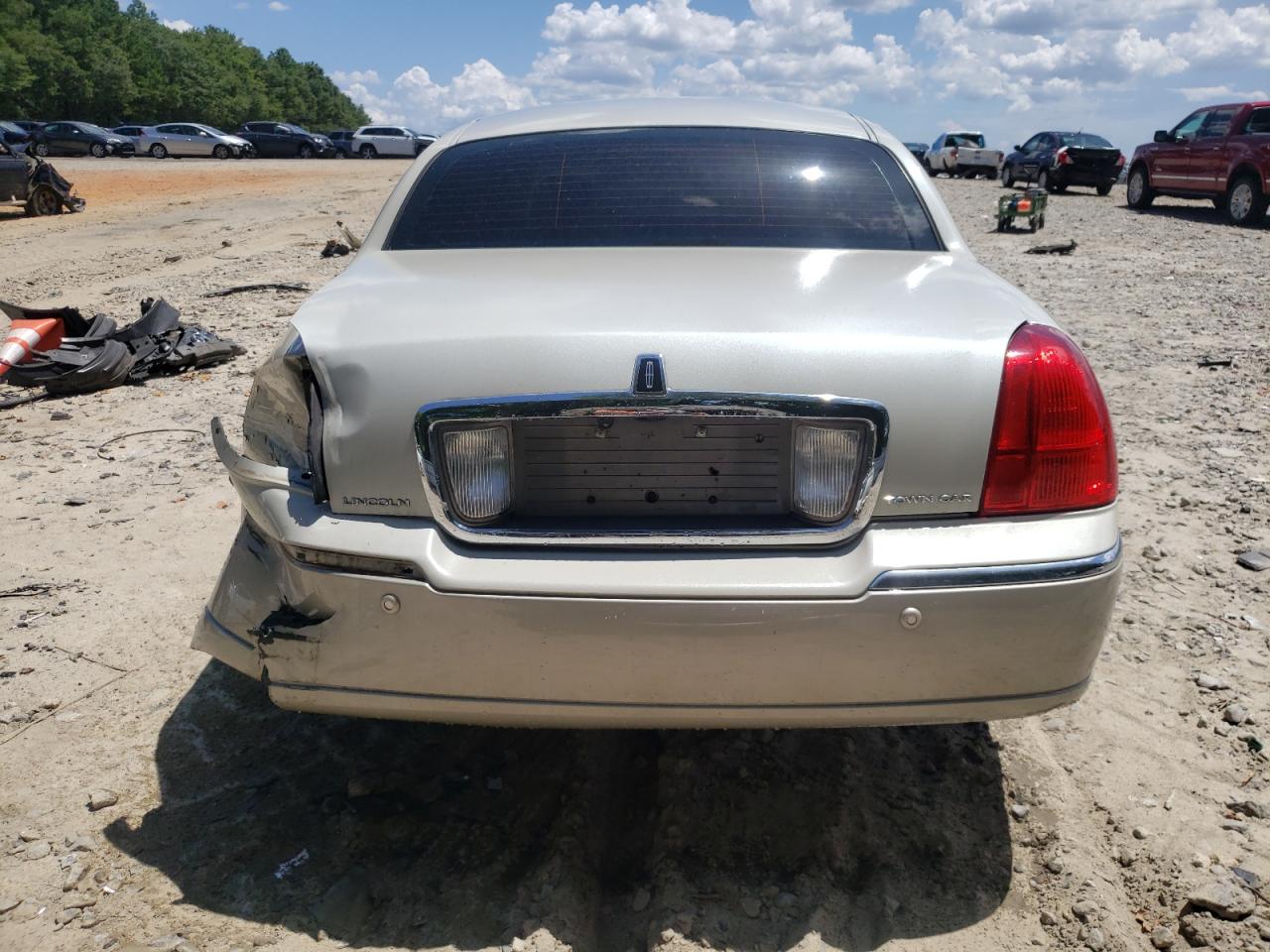 Lot #3215708728 2005 LINCOLN TOWN CAR S