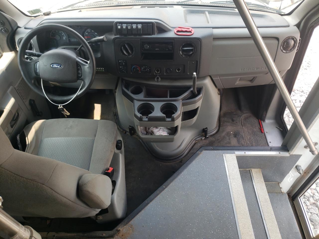 FORD ECONOLINE E450 SUPER DUTY CUTAWAY VAN