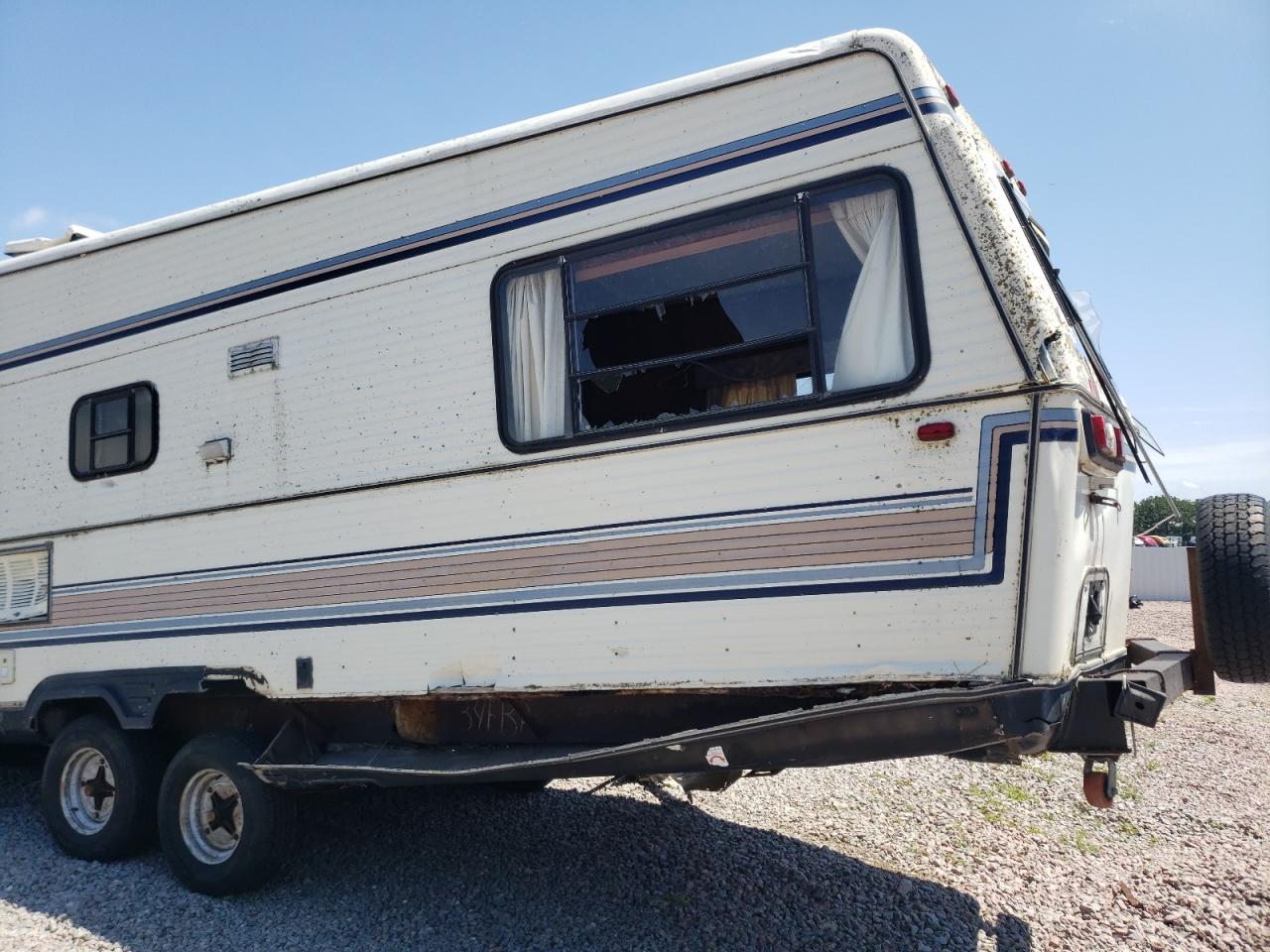 Lot #3254455139 1985 ALUM 5TH WHEEL