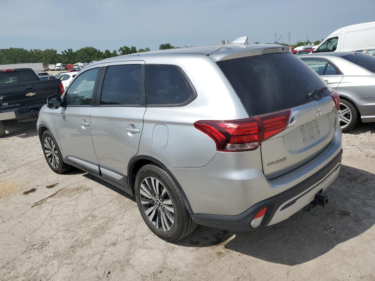 MITSUBISHI OUTLANDER SE