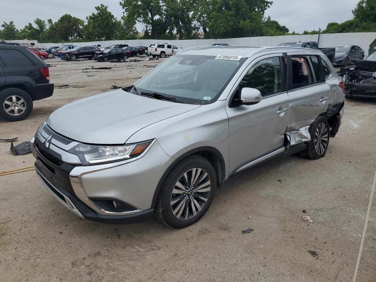 MITSUBISHI OUTLANDER SE