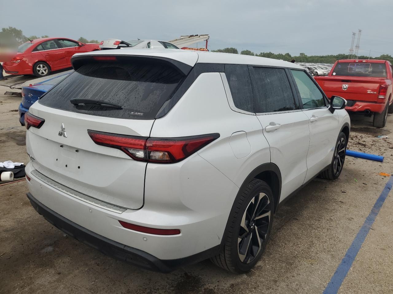 MITSUBISHI OUTLANDER ES