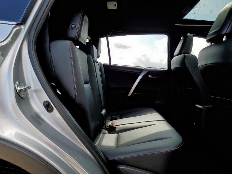 2018 TOYOTA RAV4 SE JTMNFREV2JJ173270