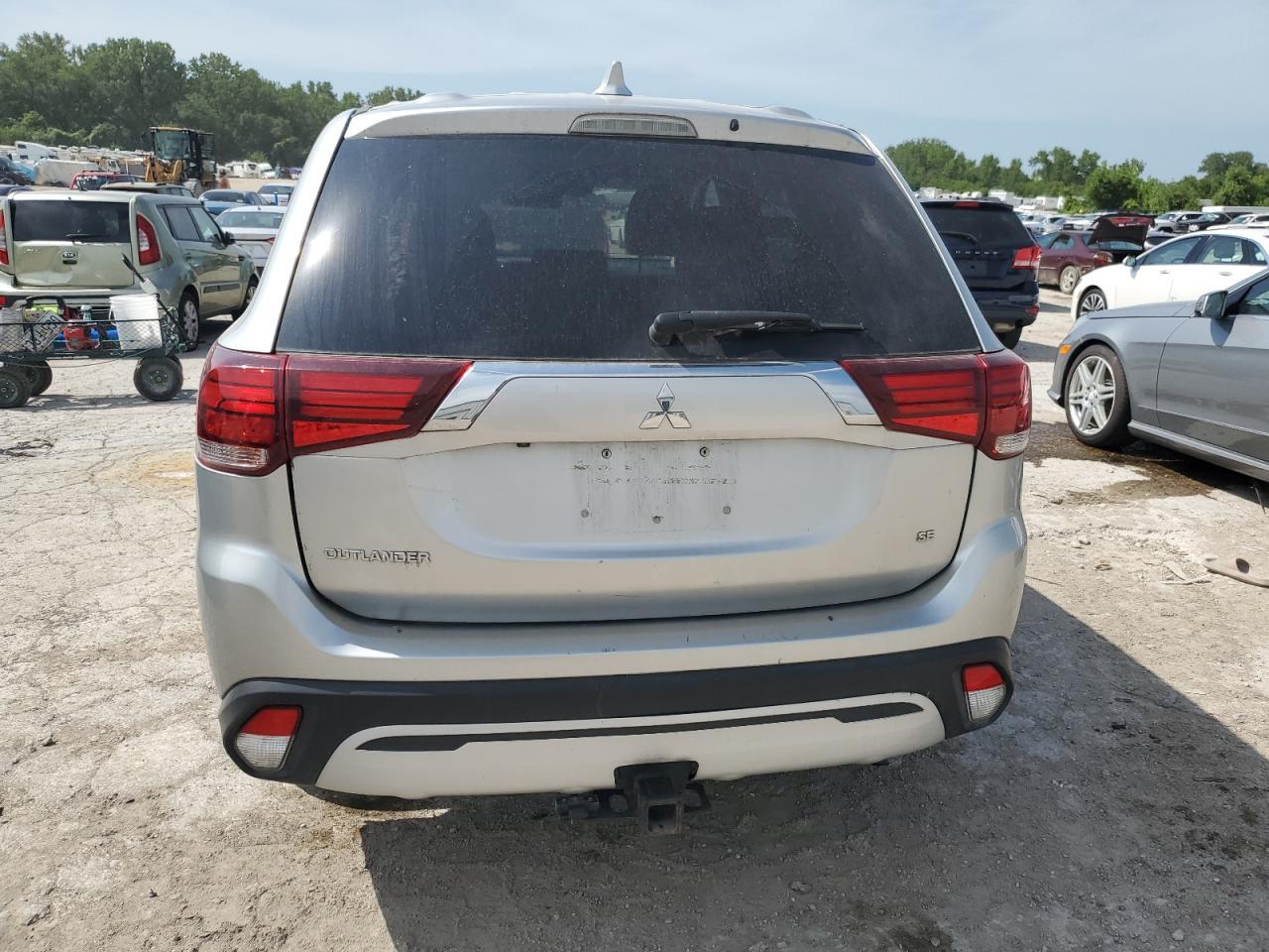 MITSUBISHI OUTLANDER SE