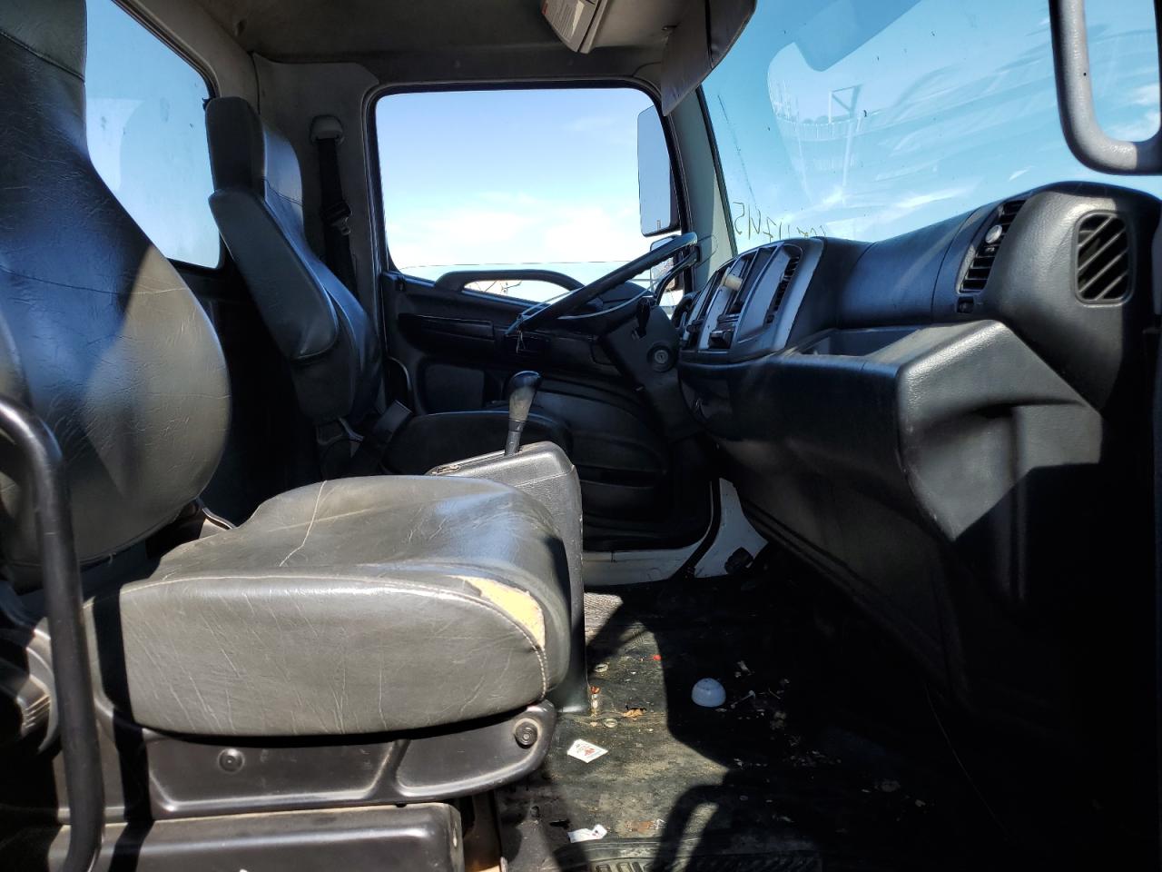 Lot #3302835901 2010 HINO 258/268