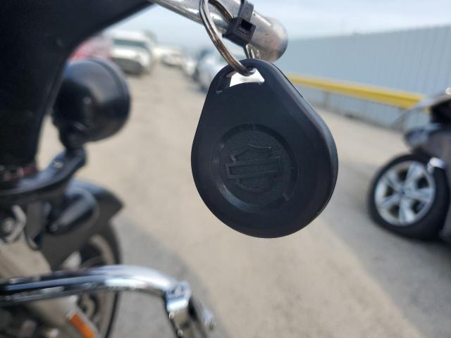 2011 HARLEY-DAVIDSON FLHX 1HD1KBM1XBB665636