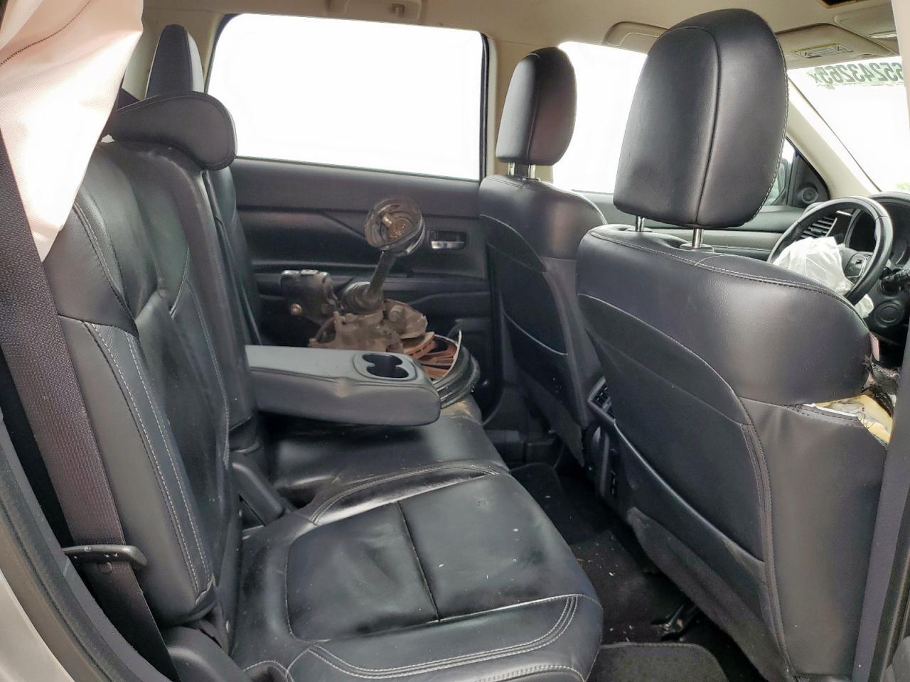 MITSUBISHI OUTLANDER SE