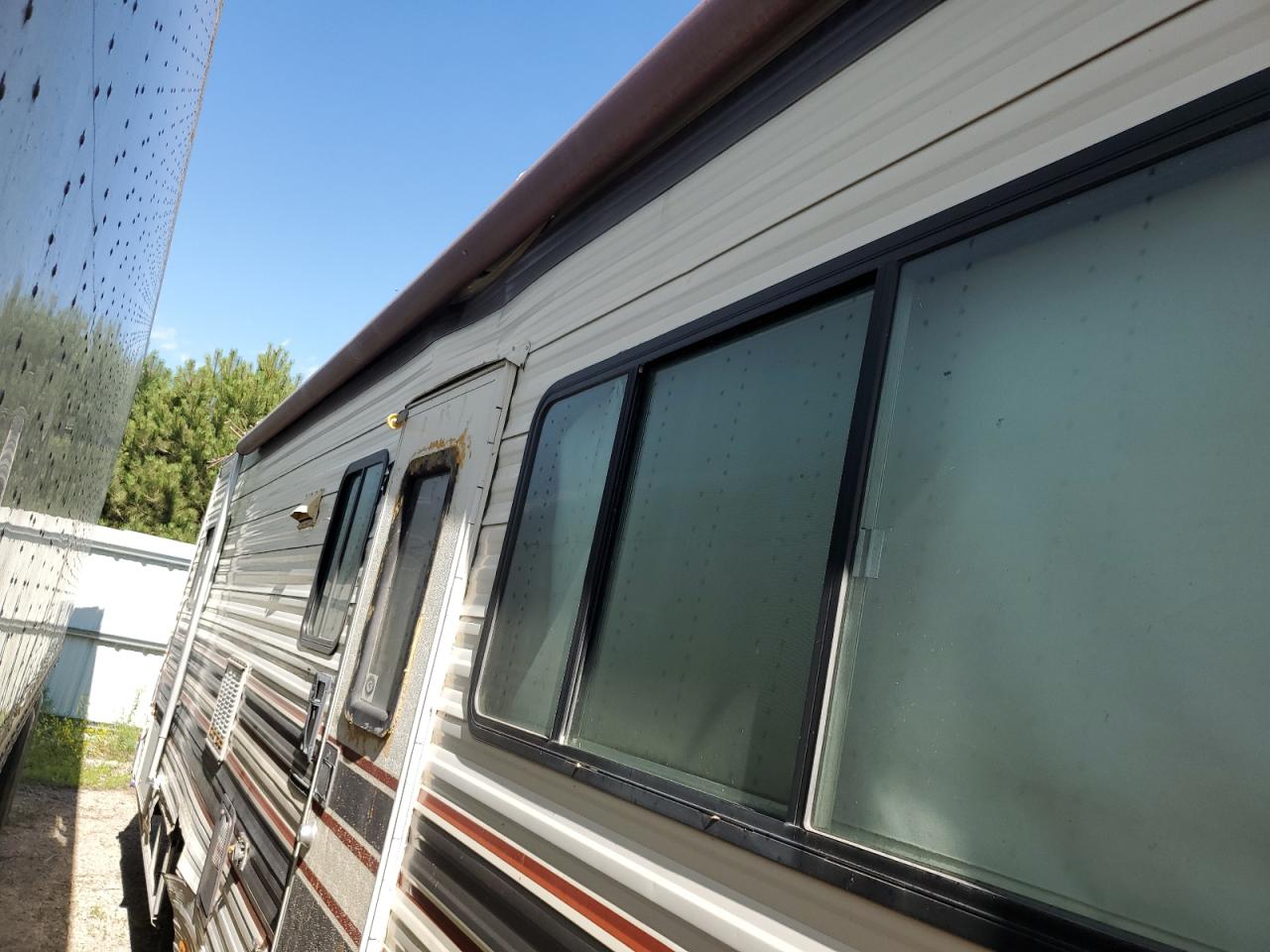 Lot #3203985939 1986 HONEYBEE MOTORHOME