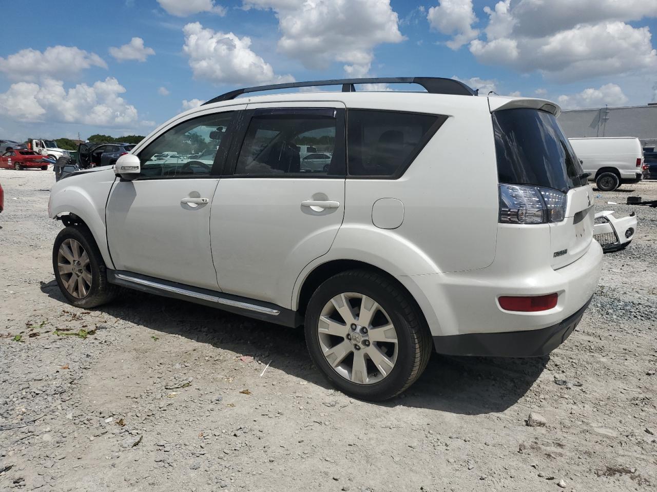 MITSUBISHI OUTLANDER SE