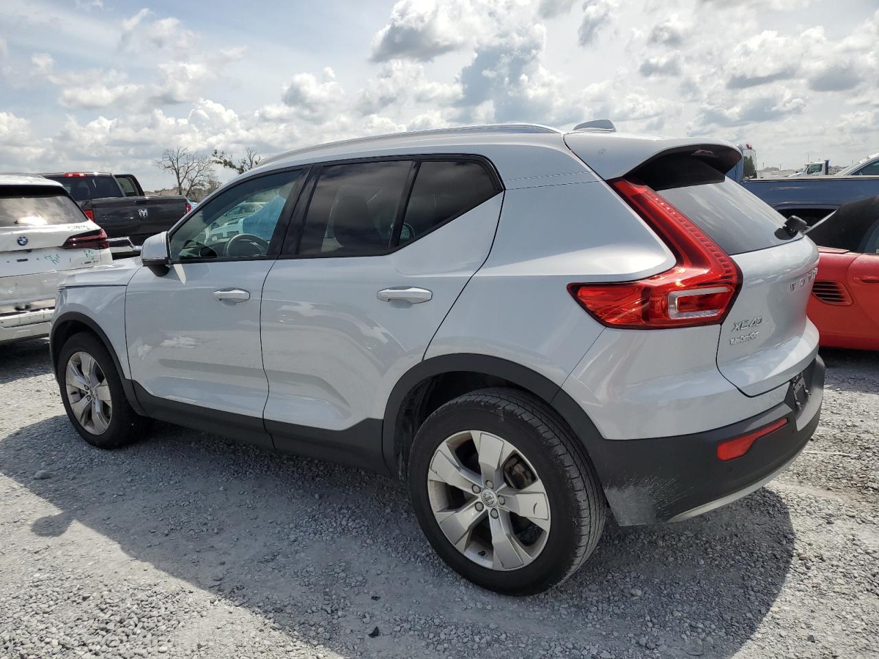 VOLVO XC40 T4 MOMENTUM