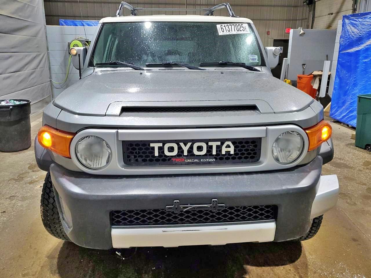 TOYOTA FJ CRUISER