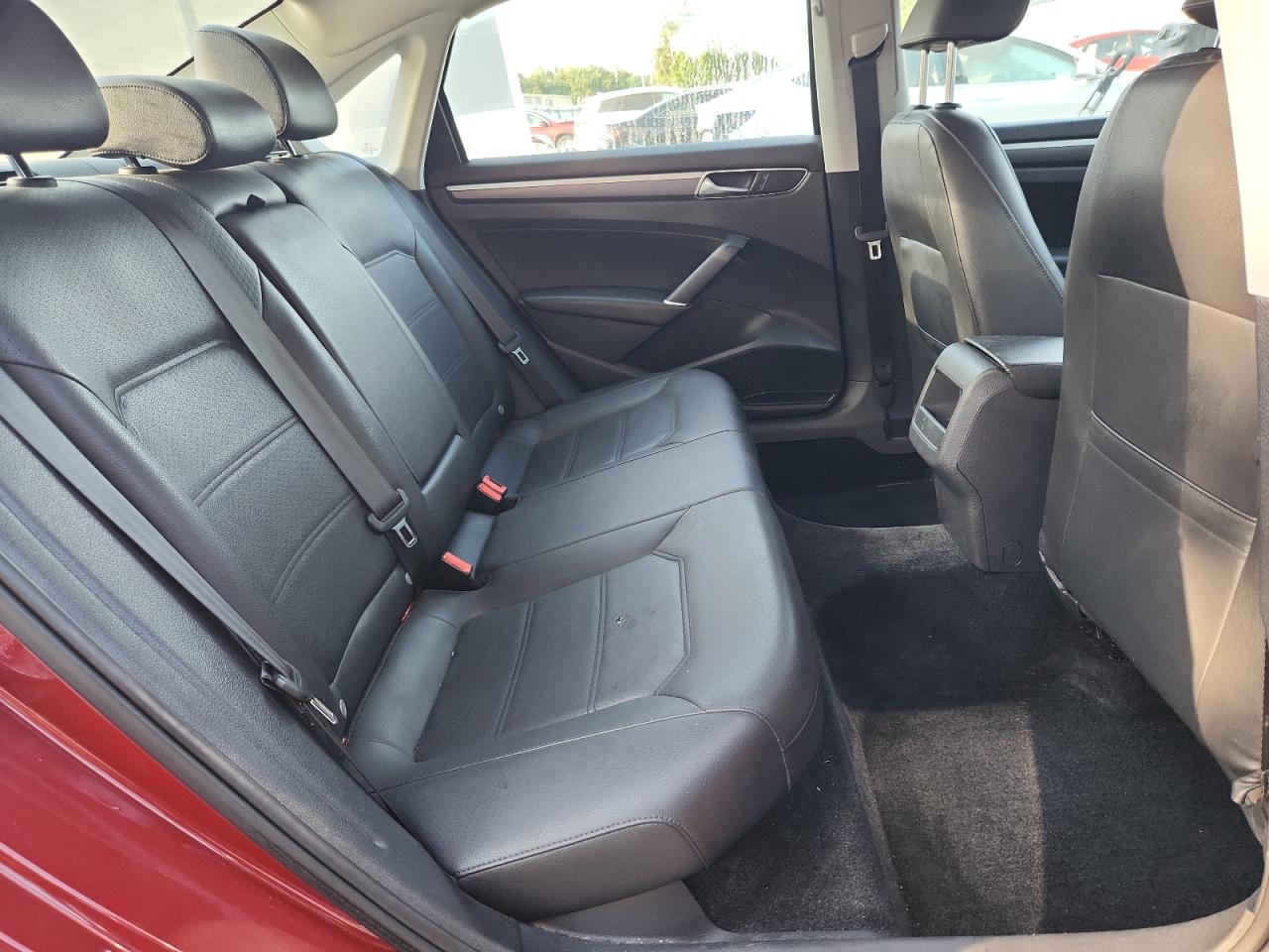 VOLKSWAGEN PASSAT R-LINE