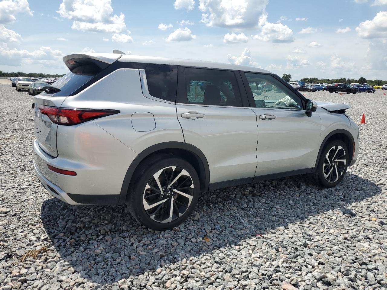 MITSUBISHI OUTLANDER SE