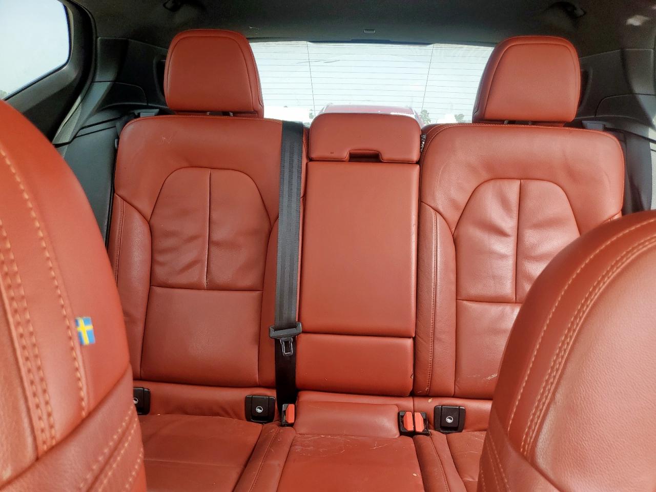 VOLVO XC40 T5 MOMENTUM