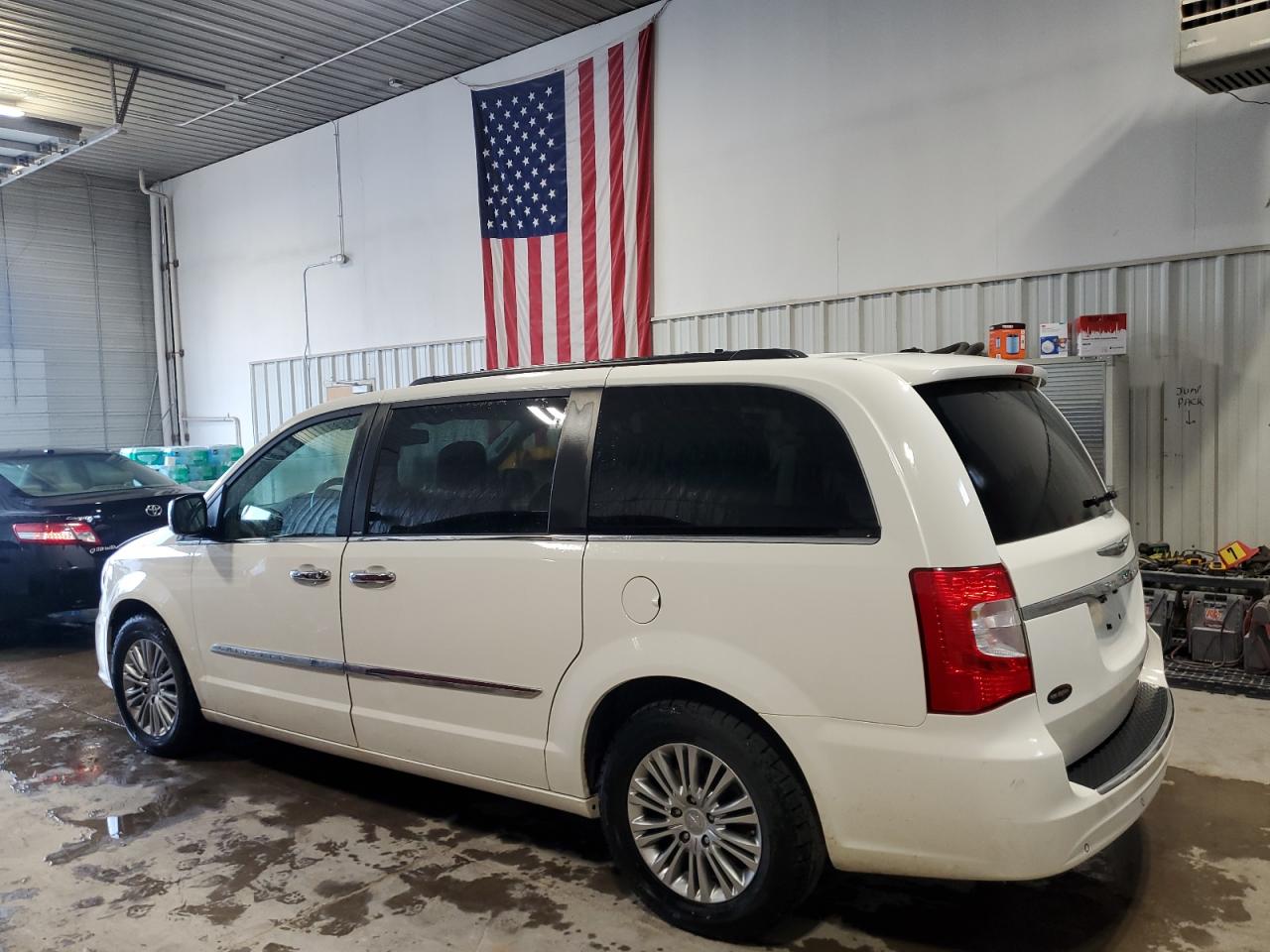 CHRYSLER TOWN & COUNTRY TOURING L