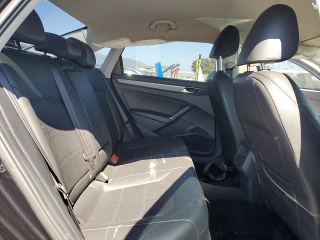 2017 VOLKSWAGEN PASSAT R-L 1VWDT7A32HC044017