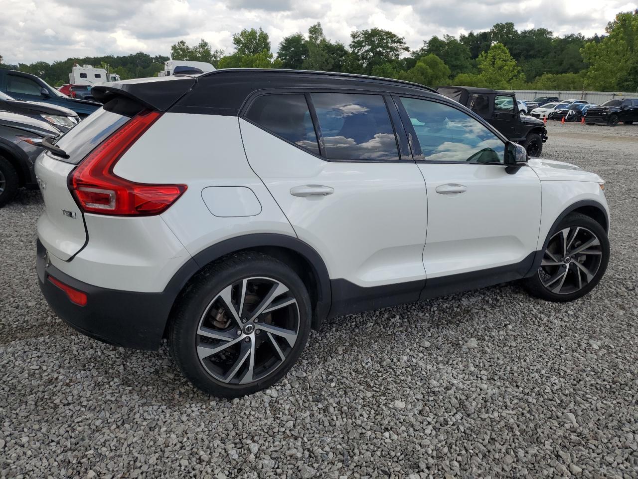 VOLVO XC40 T5 R-DESIGN