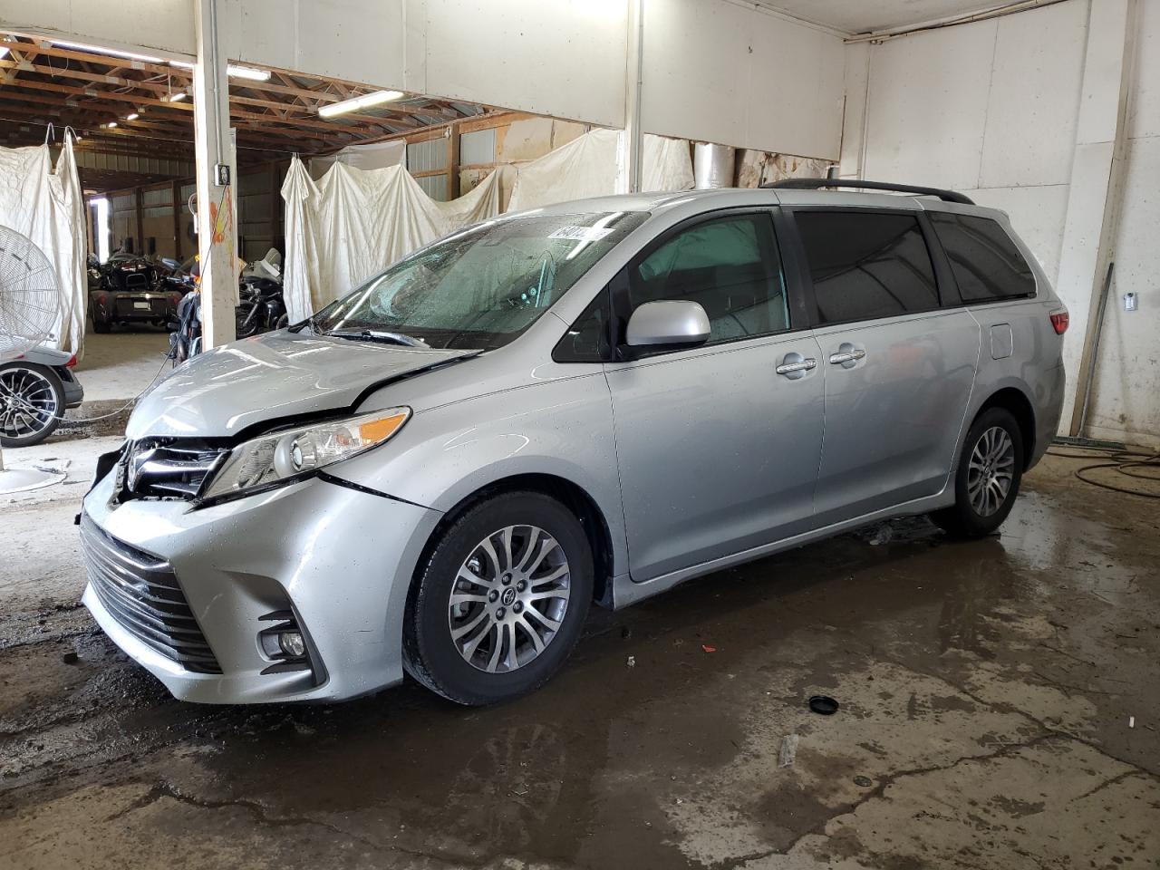 TOYOTA SIENNA XLE