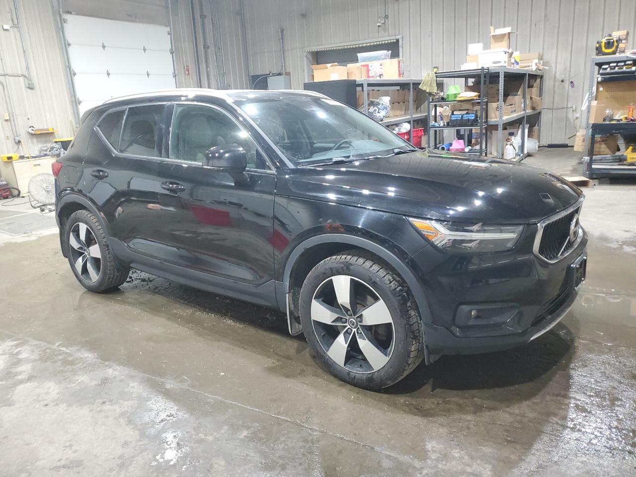 VOLVO XC40 T5 MOMENTUM