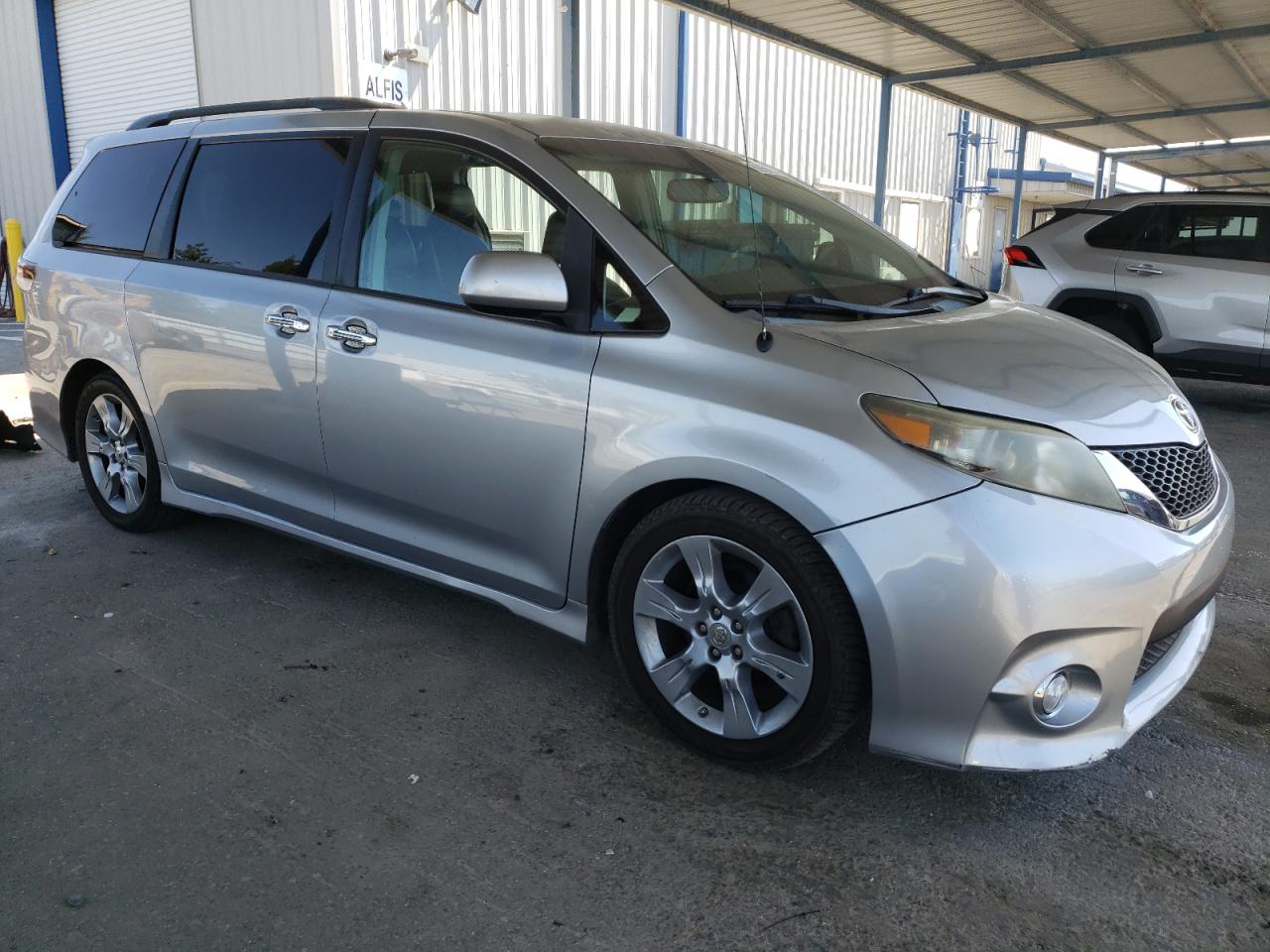 TOYOTA SIENNA SPORT