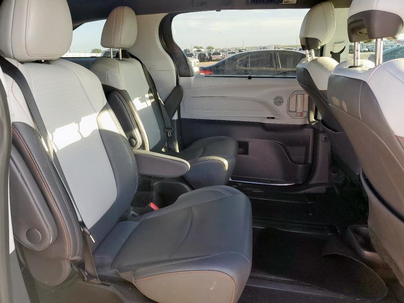 2022 TOYOTA SIENNA XSE 5TDXRKEC8NS108048