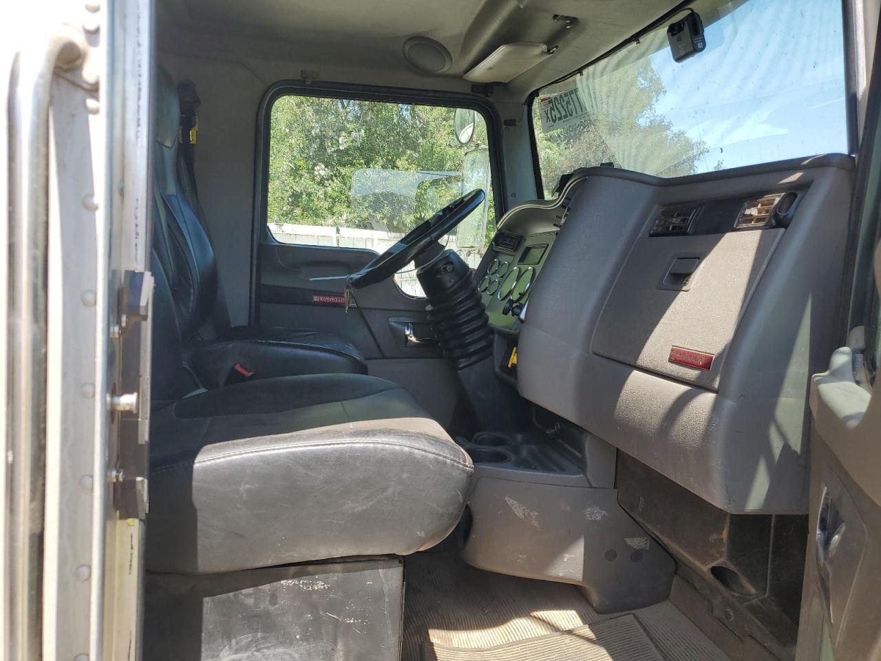 Lot #3217642466 2016 KENWORTH T370