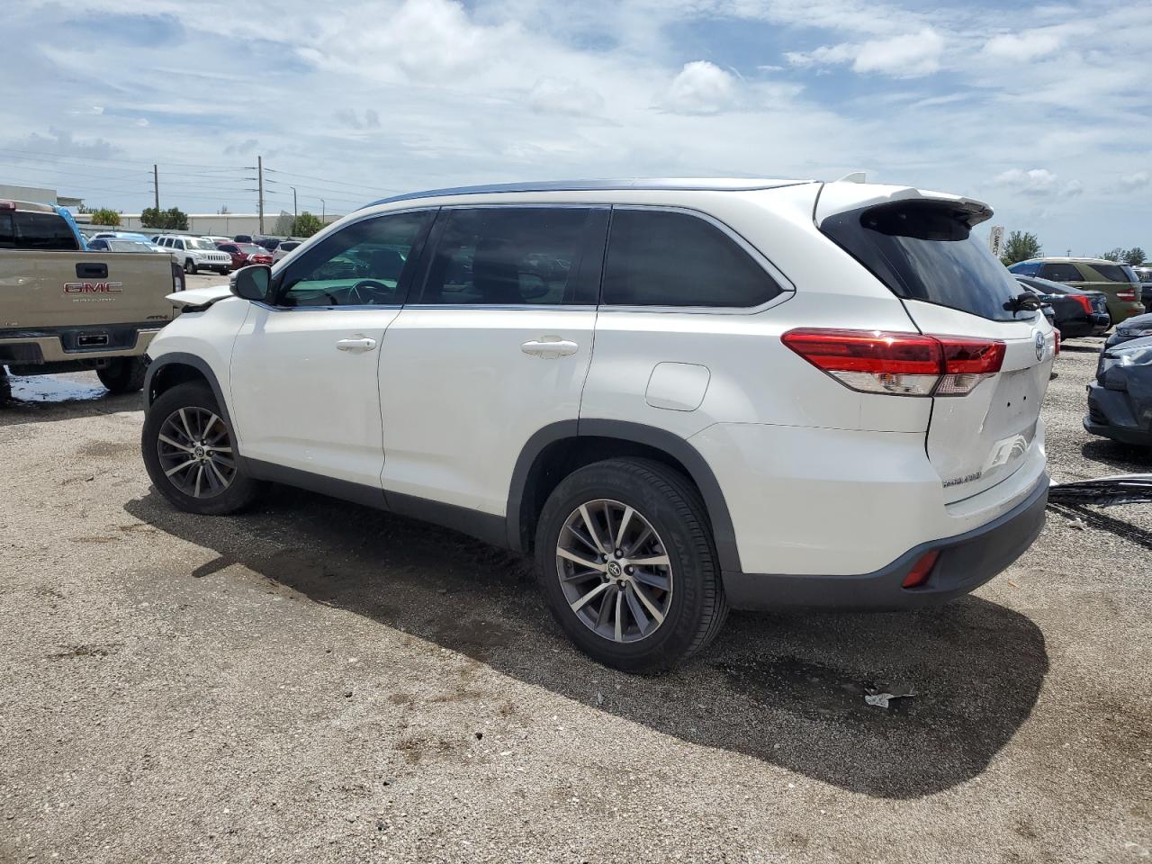 5TDKZRFH8KS569923 2019 Toyota Highlander Se