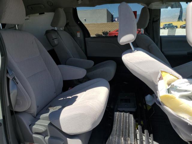 5TDKZ3DC1JS963864 Toyota SIENNA LE