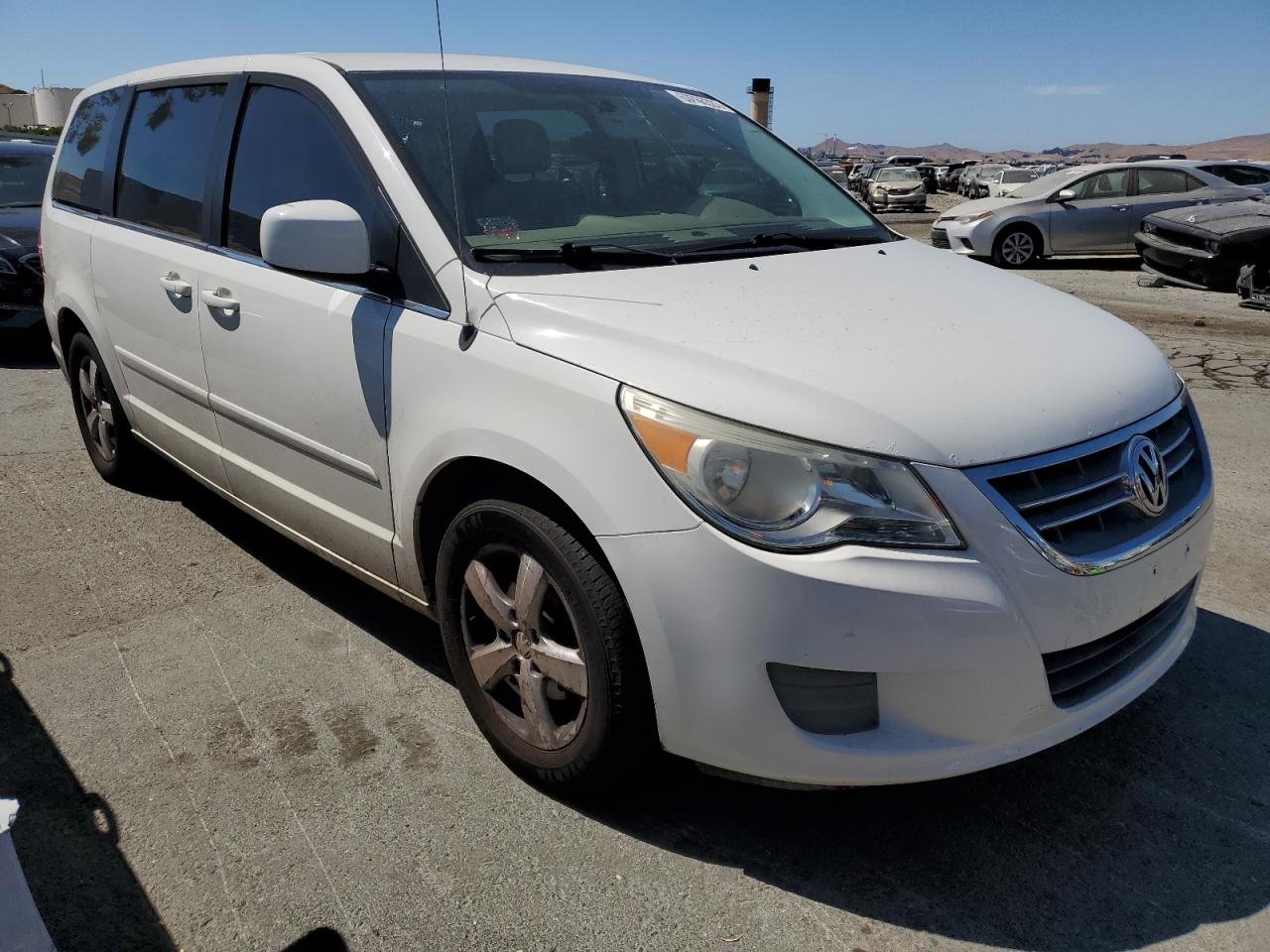 2V4RW3D18AR324773 2010 Volkswagen Routan Se