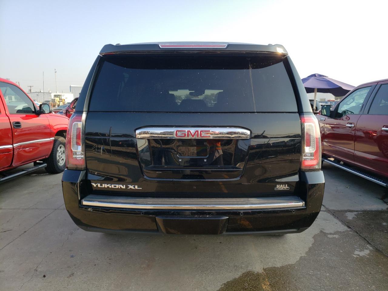 2018 GMC Yukon Xl Denali vin: 1GKS2HKJ1JR354635