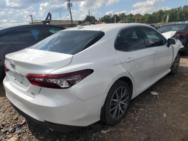 4T1F11BK2NU048901 Toyota Camry XLE 3