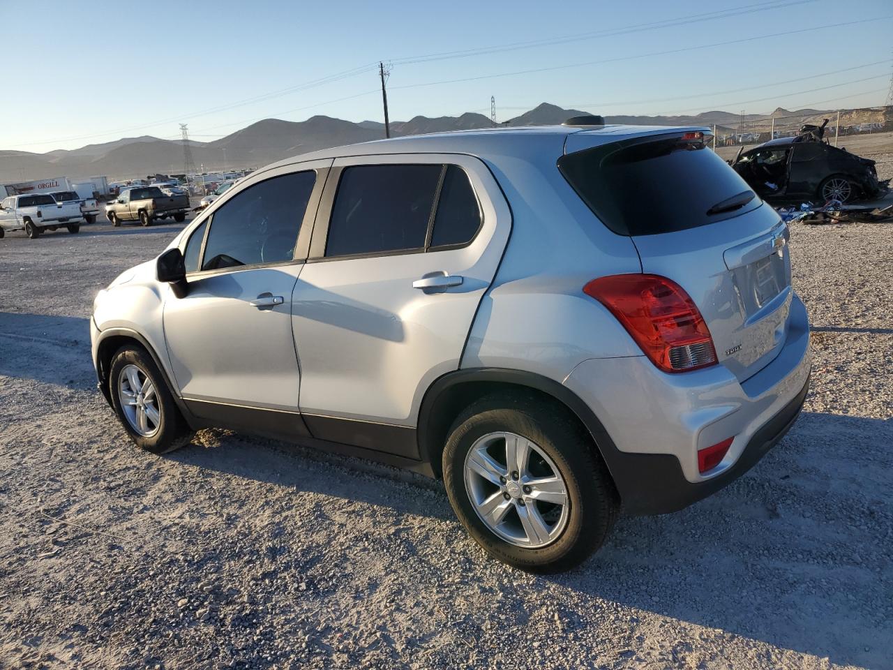 3GNCJKSB4LL178061 Chevrolet Trax LS 2