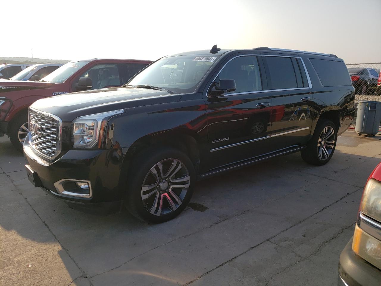 2018 GMC Yukon Xl Denali vin: 1GKS2HKJ1JR354635