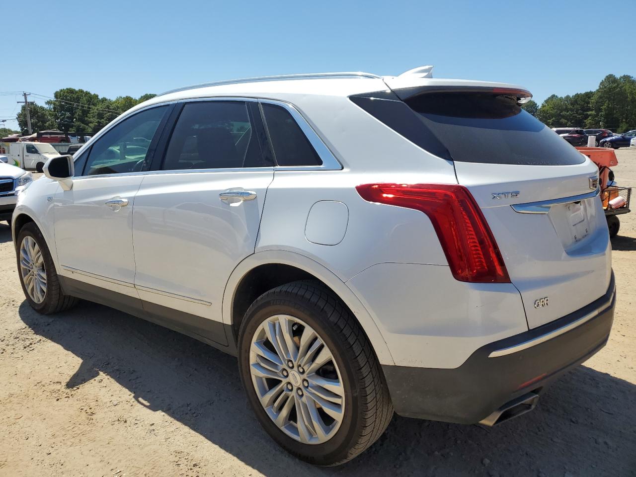 1GYKNERS6KZ131048 Cadillac XT5 PREMIU 2