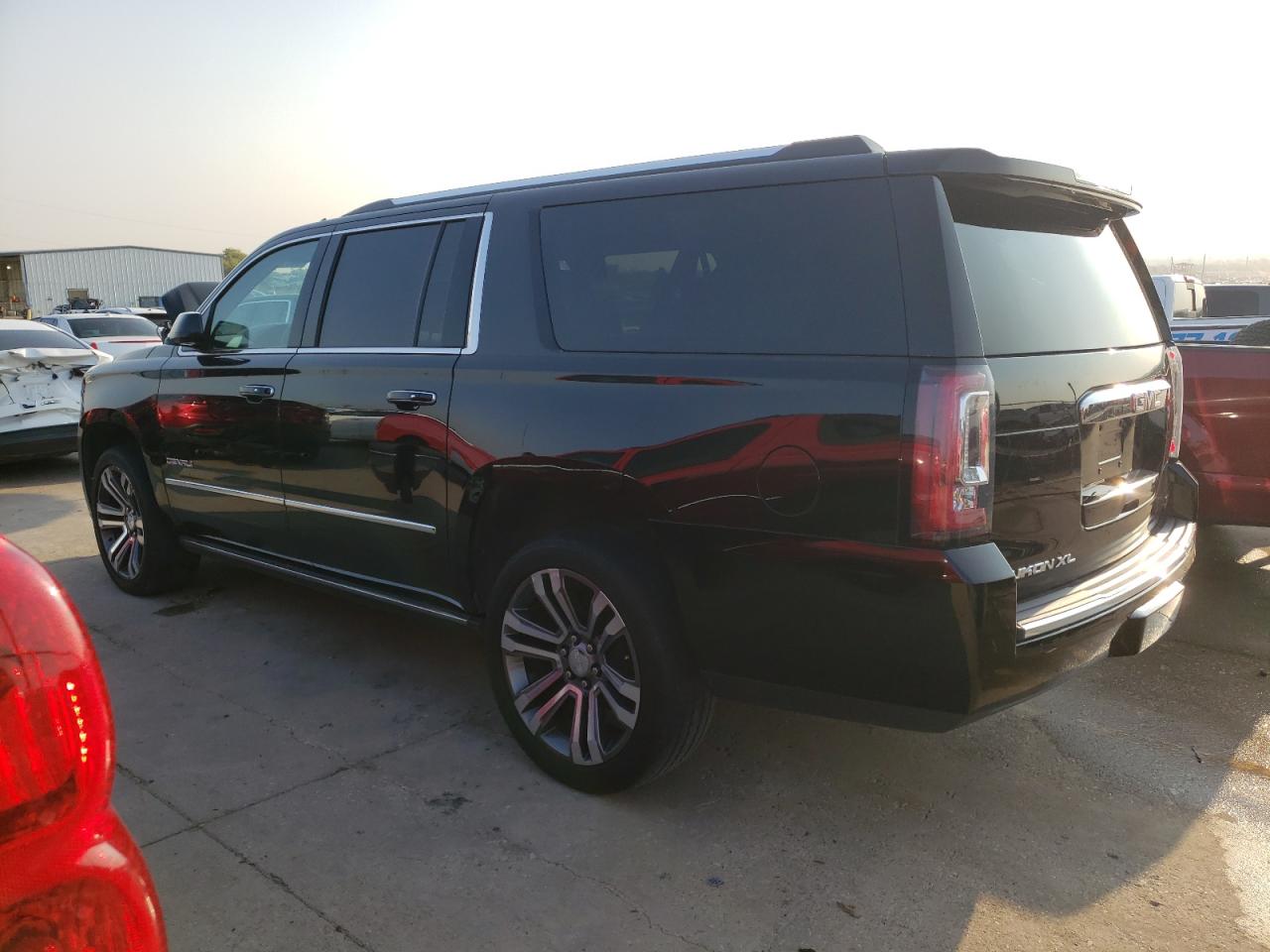 2018 GMC Yukon Xl Denali vin: 1GKS2HKJ1JR354635